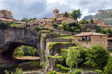Puente de piedra natural creado por el río Nela. Puentedey, Burgos, España.	 - obrazy, fototapety, plakaty