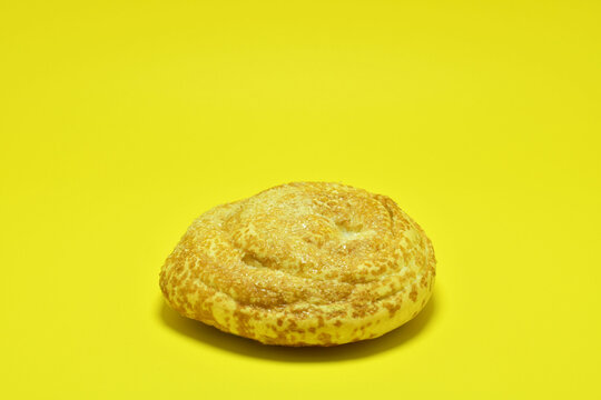 Pan dulce Guatemalteco, pan tipico de Guatemala llamado "Campechana" sobre un fondo amarillo.