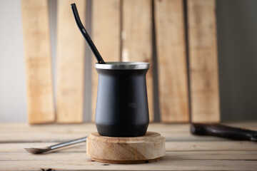 Tereré gelado em uma mesa de madeira. Erva mate © leandro