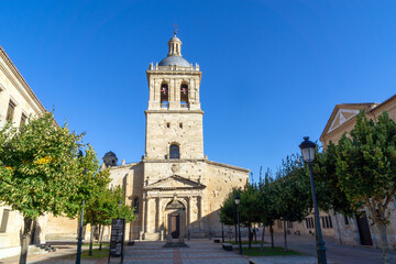 Fototapeta na wymiar Fachada occidental de la Catedral de Ciudad Rodrigo (siglos XII-XIV), Salamanca, España.