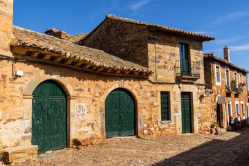 Fototapeta na wymiar Imagen del pueblo maragato de Castrillo de los Polvazares. León, Castilla y León, España.