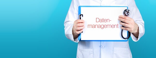 Datenmanagement. Arzt hält blaues Schild mit Papier. Wort steht auf Dokument. Stethoskop in der...