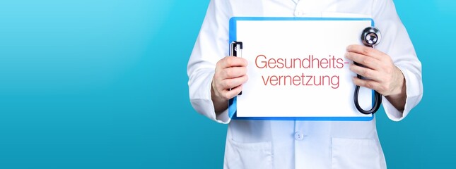 Gesundheitsvernetzung. Arzt hält blaues Schild mit Papier. Wort steht auf Dokument. Stethoskop in...