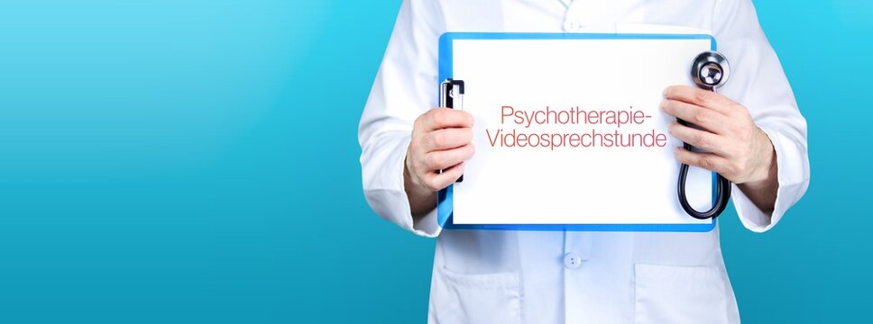 Psychotherapie-Videosprechstunde. Arzt hält blaues Schild mit Papier. Wort steht auf Dokument. Stethoskop in der Hand.