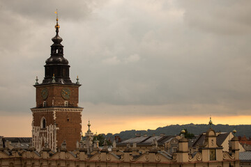 Wieża Ratuszowa na Rynku Głównym w Krakowie z Zachodem Słońca - obrazy, fototapety, plakaty