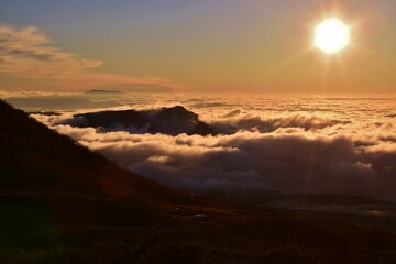 Obraz premium 雲海に沈む夕日