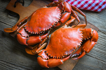fresh crab on wooden cutting board, seafood crab cooking food boiled or steamed crab red in the seafood restaurant kitchen © Bigc Studio