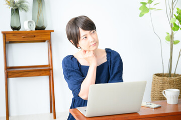 Woman who works on a computer, distressed.