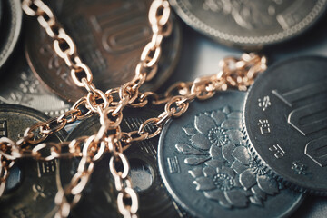 Fototapeta na wymiar 日本の硬貨とチェーン