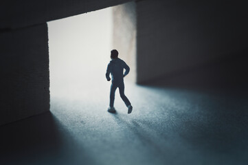 光の扉とミニチュアの男性