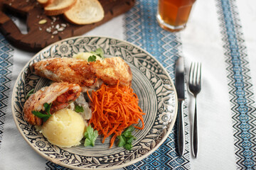 Chicken with mashed potatoes and carrot's salad