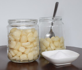 ガラス瓶に入れた塩らっきょう、らっきょうの塩漬け