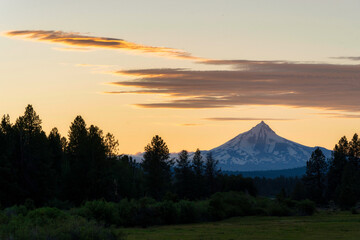 Fototapeta premium Mount Jefferson during sunset in Central Oregon