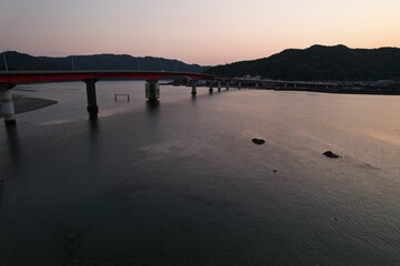 ドローンショット　夕暮れの海