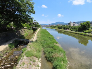 Fototapeta na wymiar 京都・五条大橋から眺める鴨川