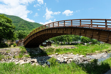 Fototapeta na wymiar 総檜造りの太鼓橋で有名な木曽の大橋