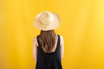 麦わら帽子を被ったワンピースの女性　Summer woman