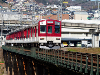 Fototapeta na wymiar 大和川を渡る近鉄生駒線の車両
