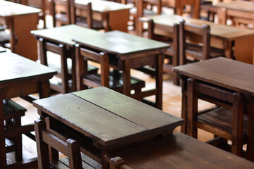 日本の古い小学校の教室に並んだ机と椅子