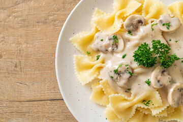 farfalle pasta with mushroom white cream sauce