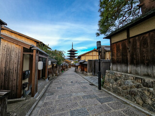 Fototapeta na wymiar 京都・八坂の塔が見える風景：早朝の人がいない時間