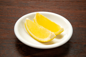 レモンの櫛切りカット写真