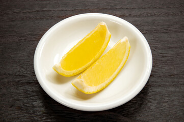 Fototapeta na wymiar レモンの櫛切りカット写真