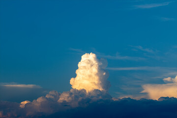 Cielo azzurro con caratteristiche nuvole grigie e bianche. Nuvole che dipingono strane forme inusuali.