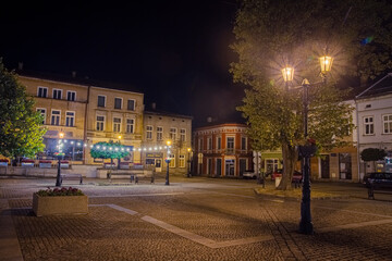 Brzeski rynek nocną porą | A market square in Brzesko by night