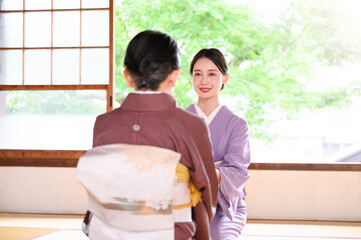 和服でお土産を渡す女性