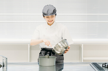 パティシエ・製菓衛生師の日本人女性
