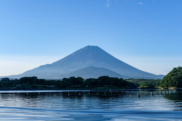 山梨県富士河口湖町の精進湖と富士山
