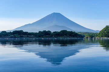 山梨県富士五湖のうちの一つの精進湖と富士山