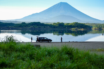 山梨県富士五湖のうちの一つの精進湖と富士山