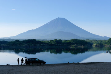 山梨県富士五湖のうちの一つの精進湖と富士山