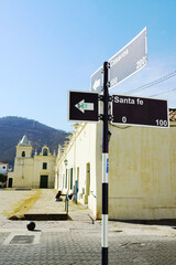 Calle Caseros y Santa Fe en el centro histórico de la ciudad de Salta, Argentina, con el convento y el Cerro San Bernardo detrás