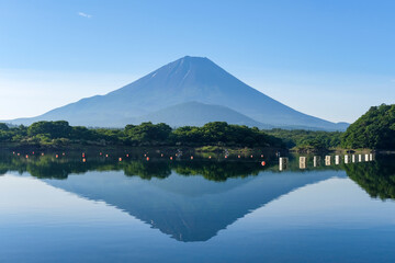 山梨県富士五湖のうちの一つの精進湖と富士山