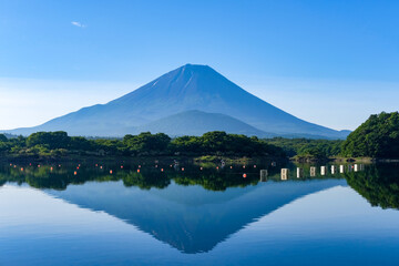 山梨県富士五湖のうちの一つの精進湖と富士山
