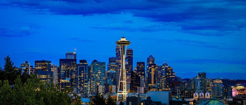 Sunset skyline panorama with the Space Needle and Mount Rainier in Seattle, WA