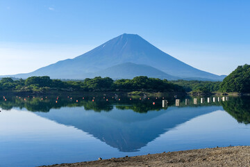 山梨県富士五湖のうちの一つの精進湖と富士山