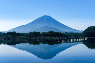 山梨県富士五湖のうちの一つの精進湖と富士山