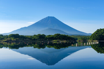 Obraz premium 山梨県富士五湖のうちの一つの精進湖と富士山