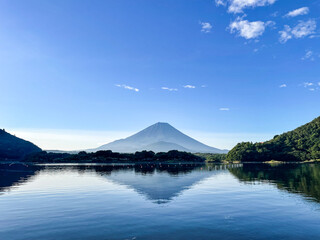 山梨県富士五湖のうちの一つの精進湖と富士山
