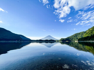 Fototapeta premium 山梨県富士五湖のうちの一つの精進湖と富士山