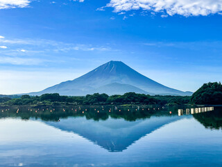 山梨県富士五湖のうちの一つの精進湖と富士山