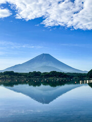 Fototapeta na wymiar 山梨県富士五湖のうちの一つの精進湖と富士山