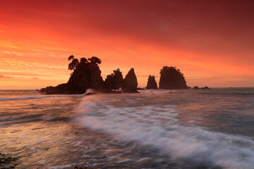 朝焼けの蓑掛岩