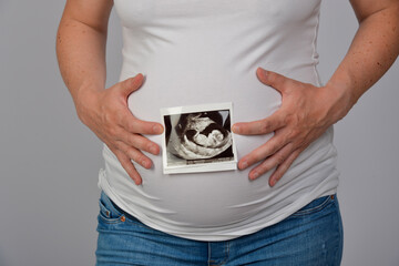 werdende mutter babybauch schwanger schwangere schwangerenbauch schwangerschaft bauchumfang...