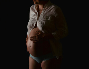 werdende mutter babybauch schwanger schwangere schwangerenbauch schwangerschaft bauchumfang...