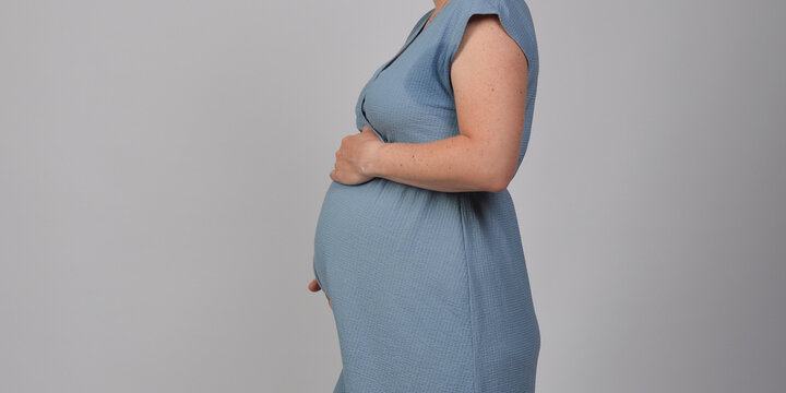 werdende mutter babybauch schwanger schwangere schwangerenbauch schwangerschaft bauchumfang mutterschutz
